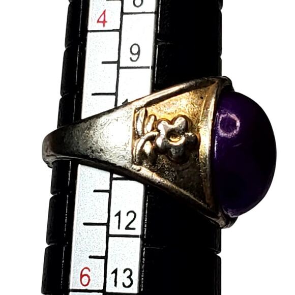 Gold Tone Ring Sz 5 Unsigned Purple Cabochon Floral - Picture 2 of 4